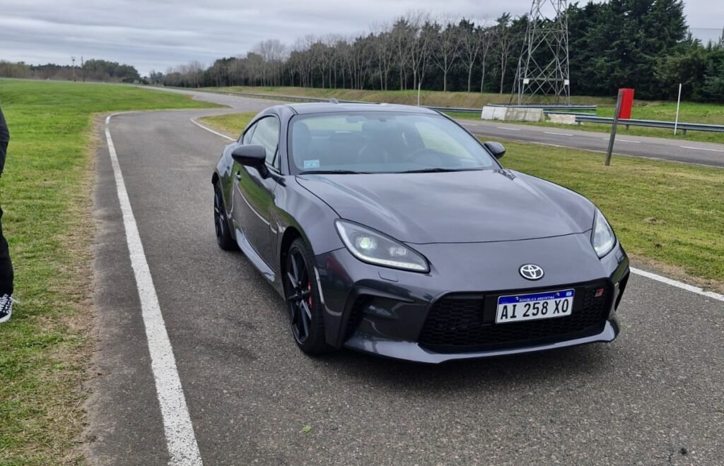 Un auto hecho para divertirse: vivimos la experiencia GR86 en la pista de Toyota en Zárate